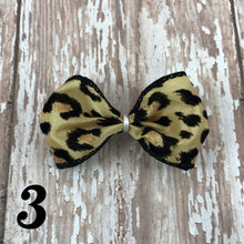 Load image into Gallery viewer, Heart Shaped Freshies with Bow